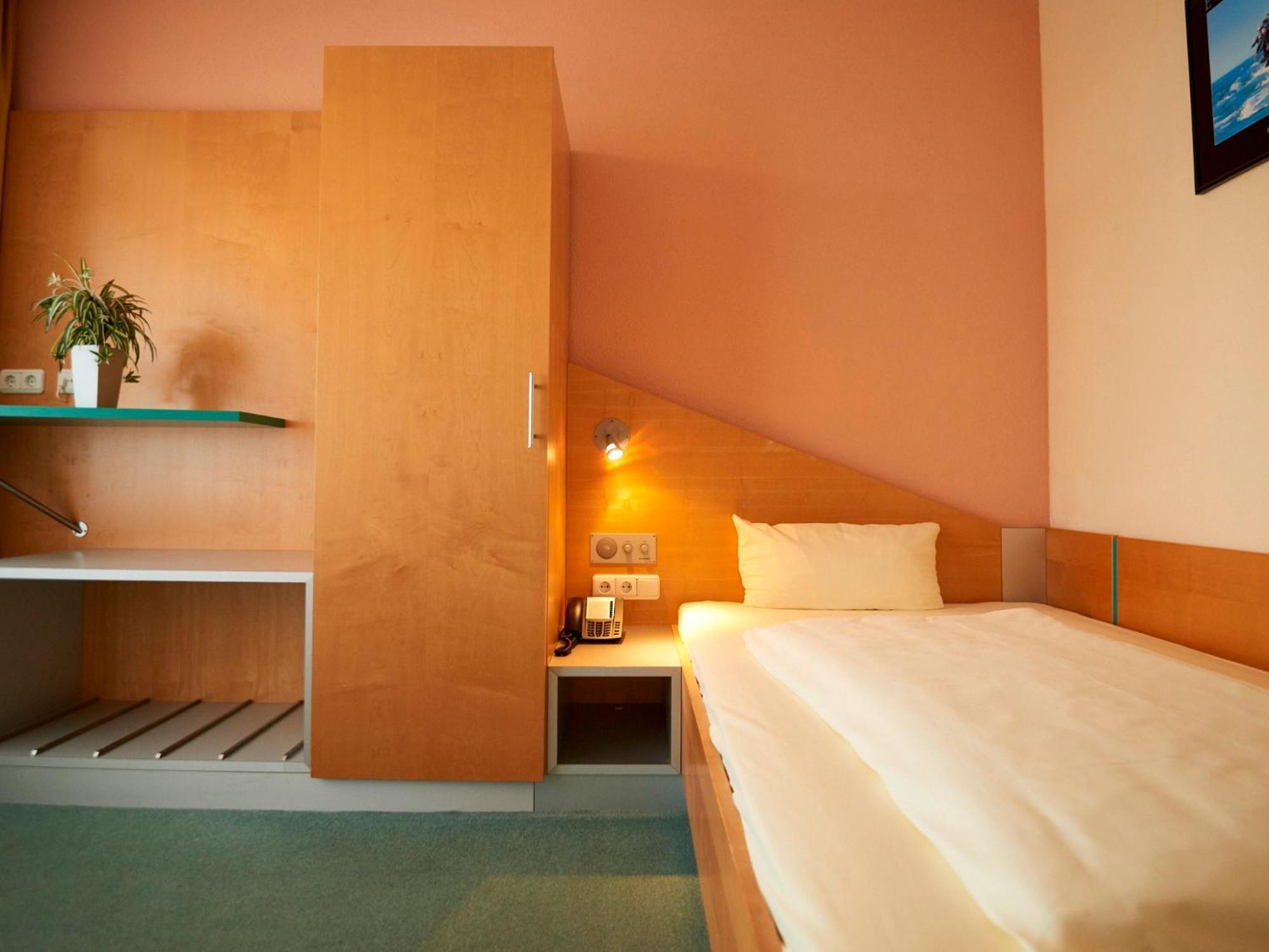 Sportschule Oberhaching Hotel ภายนอก รูปภาพ
