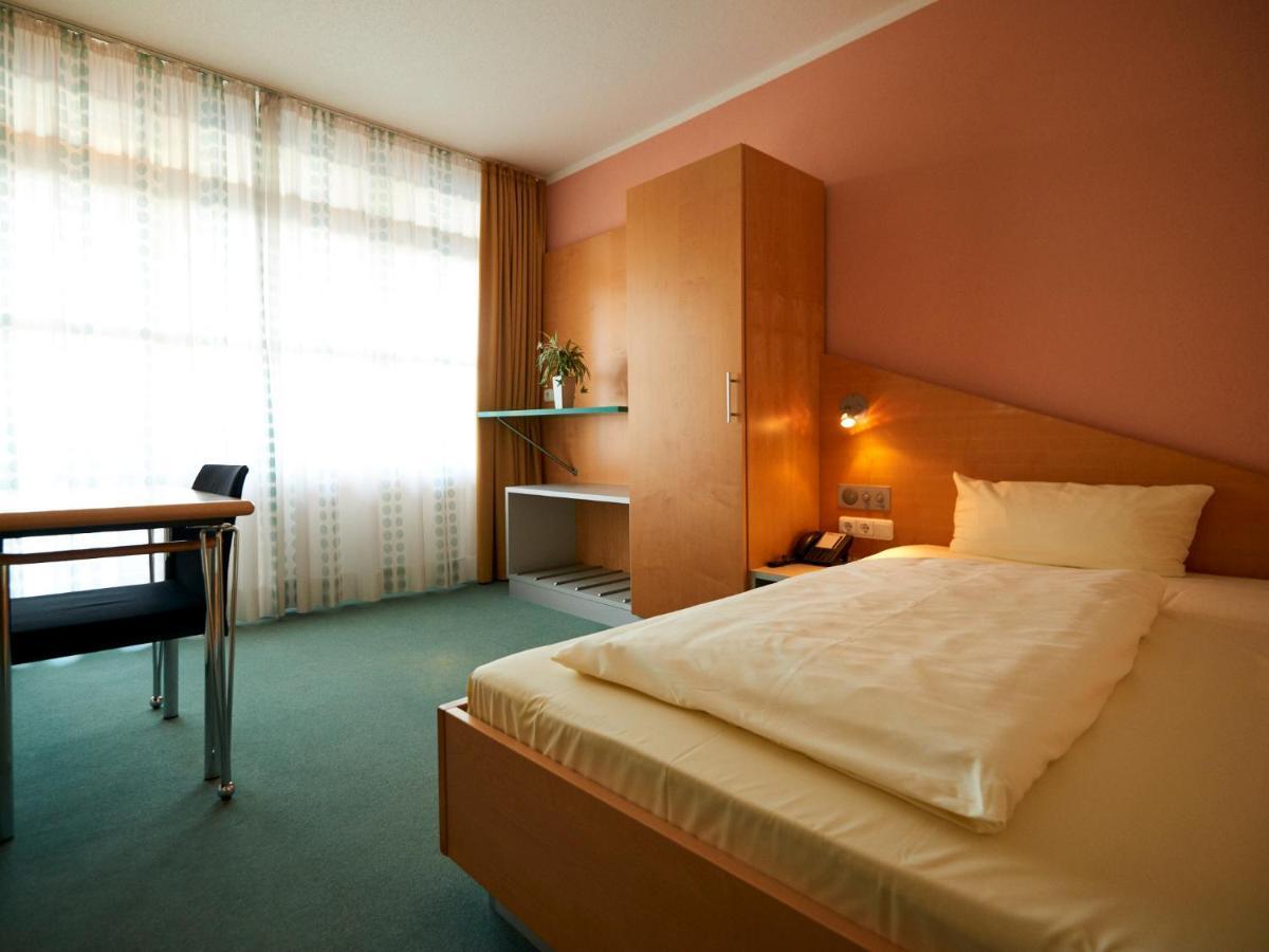 Sportschule Oberhaching Hotel ภายนอก รูปภาพ